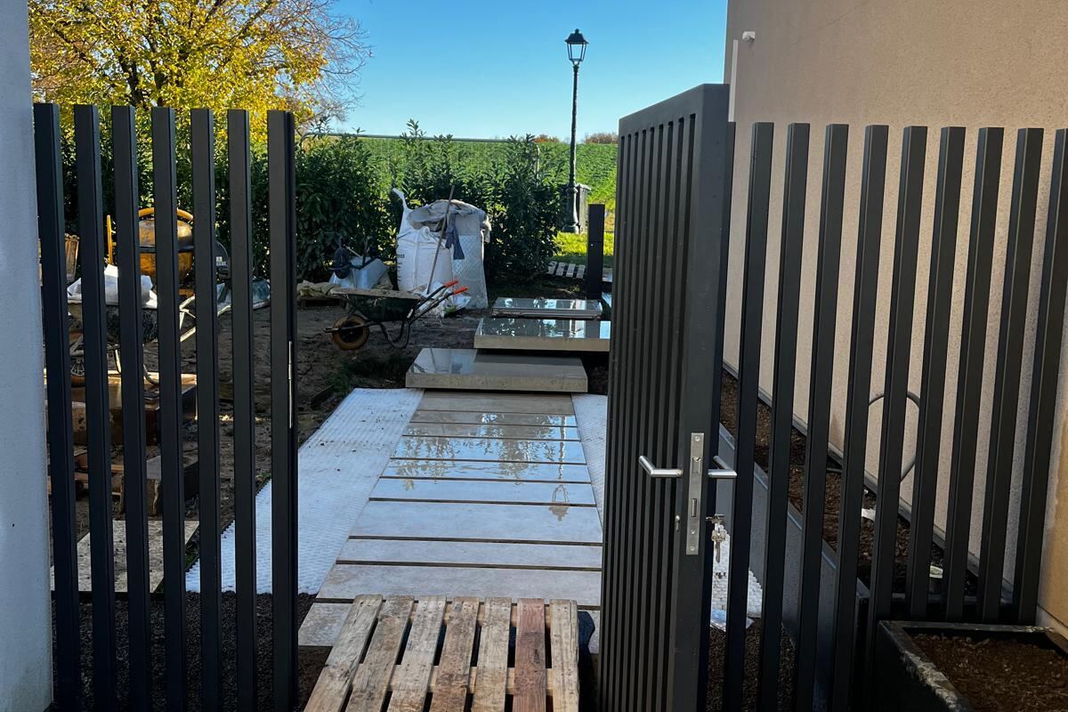 Clôture et portillon en acier à lames verticales, style contemporain — Archimetal