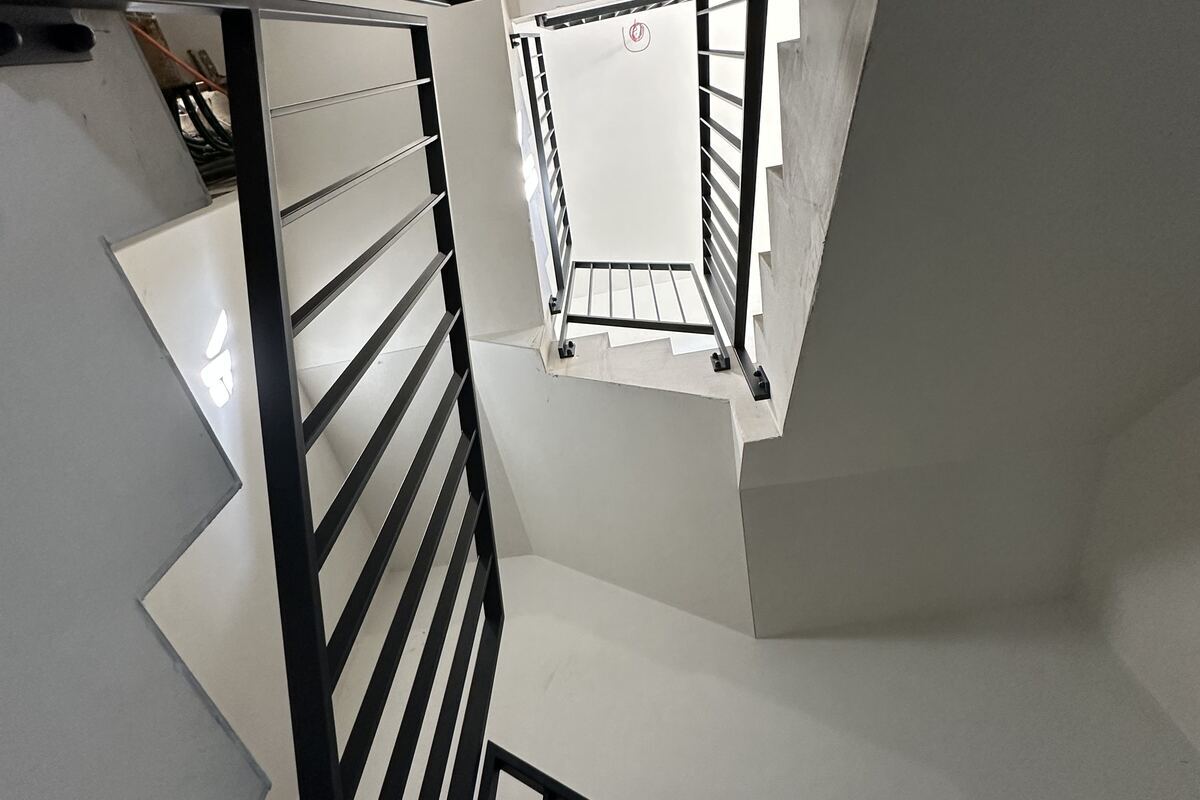 Cage d'escalier sur plusieurs niveaux avec garde-corps en acier — Archimetal