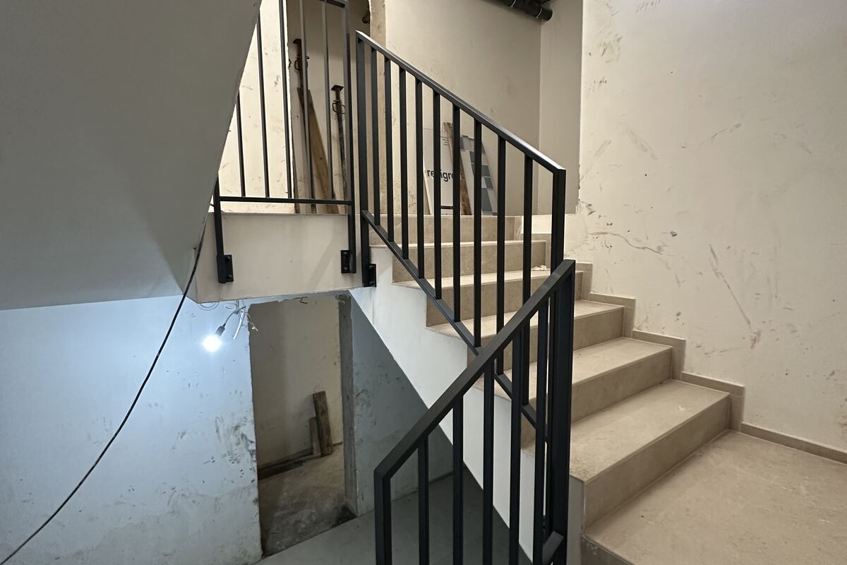 Cage d'escalier avec garde-corps en acier à lisses horizontales, vue en contre-plongée — Archimetal