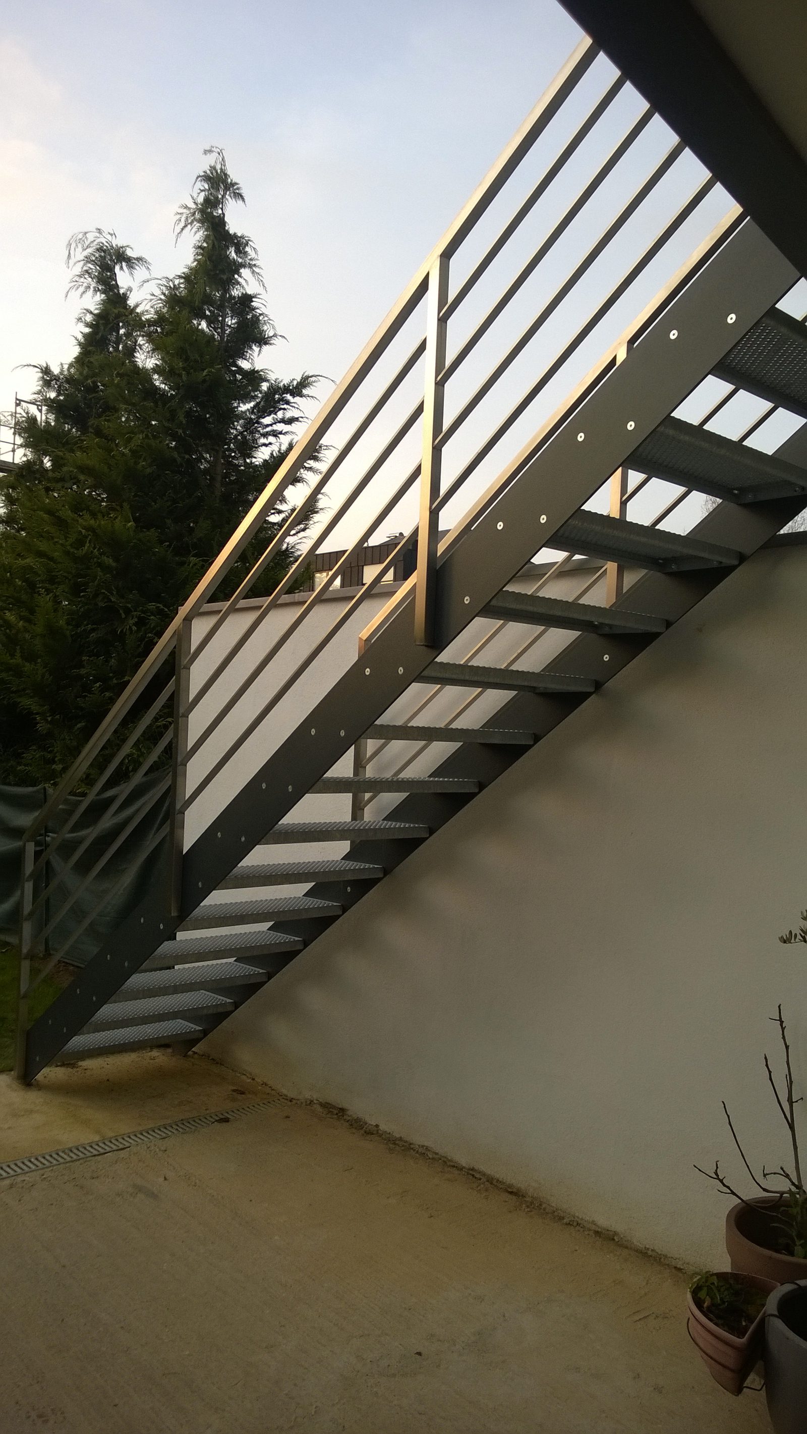 Escalier extérieur caillebotis & main courante bois — Archimetal