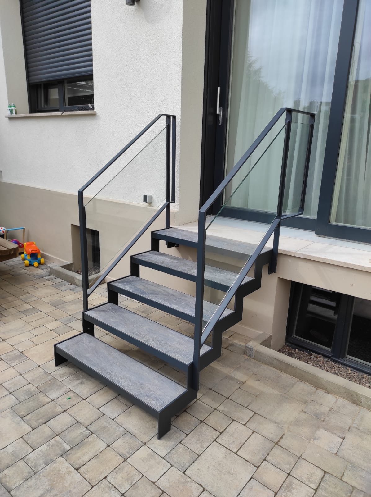 Escalier extérieur acier & garde-corps verre — Archimetal