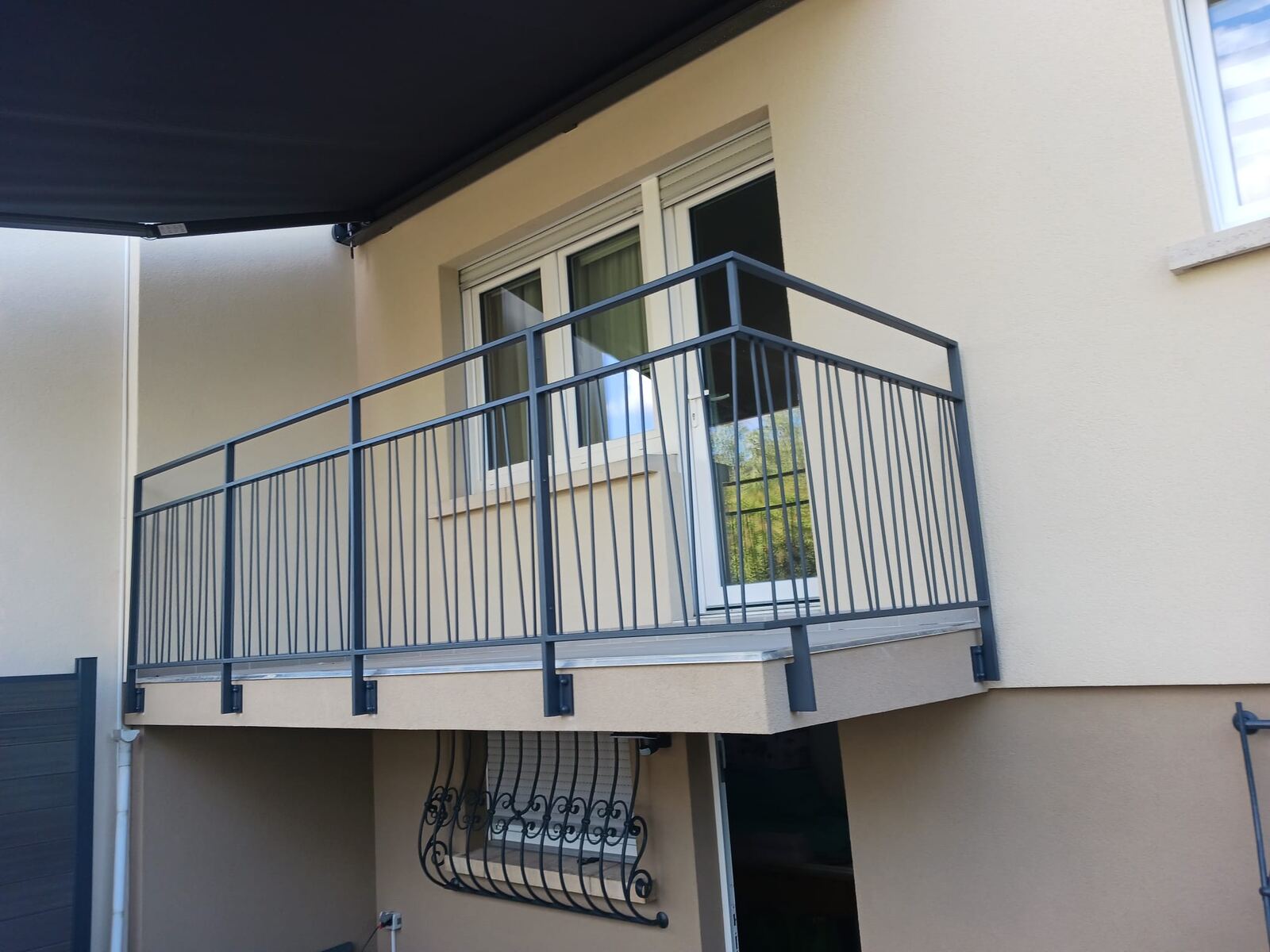 Garde-corps en acier à barreaudage vertical sur balcon — Archimetal