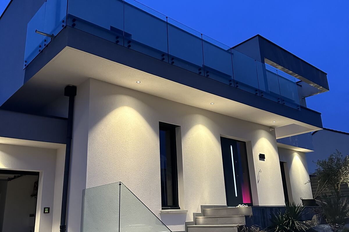 Garde-corps en verre sur balcon en applique, vue en contre-plongée sur la façade — Archimetal