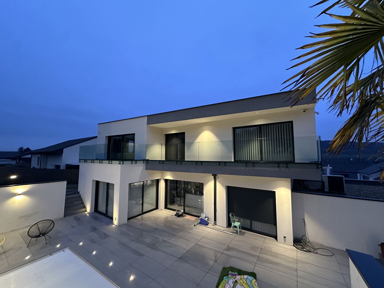 Garde-corps en verre sur balcon d'une maison contemporaine, vue de nuit — Archimetal