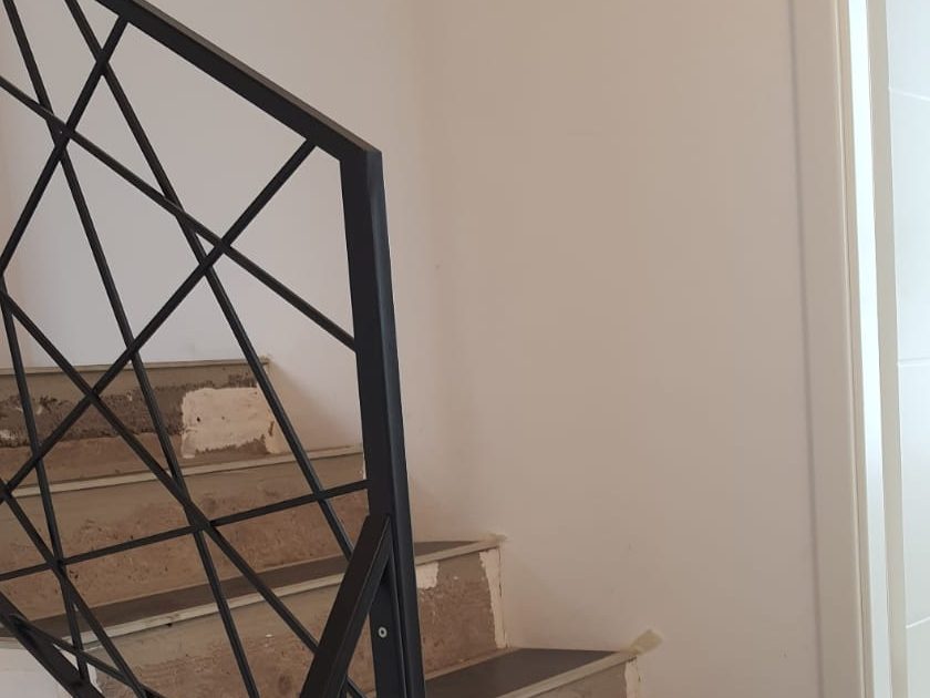 Garde-corps en acier à lignes diagonales croisées — Archimetal