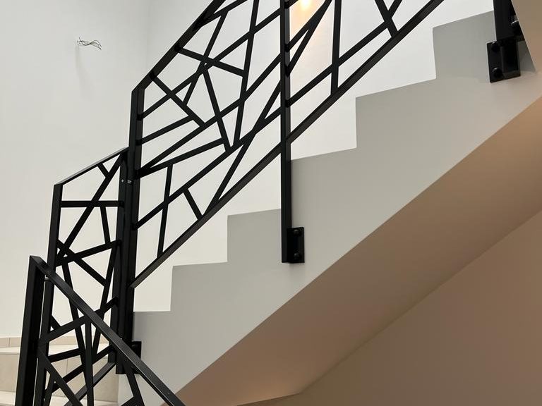 Garde-corps en acier à motif graphique découpé — Archimetal