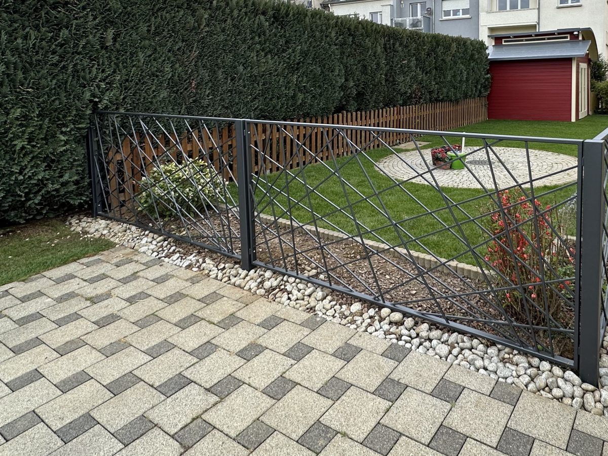 Clôture et portillon en acier à motif diagonal — Archimetal