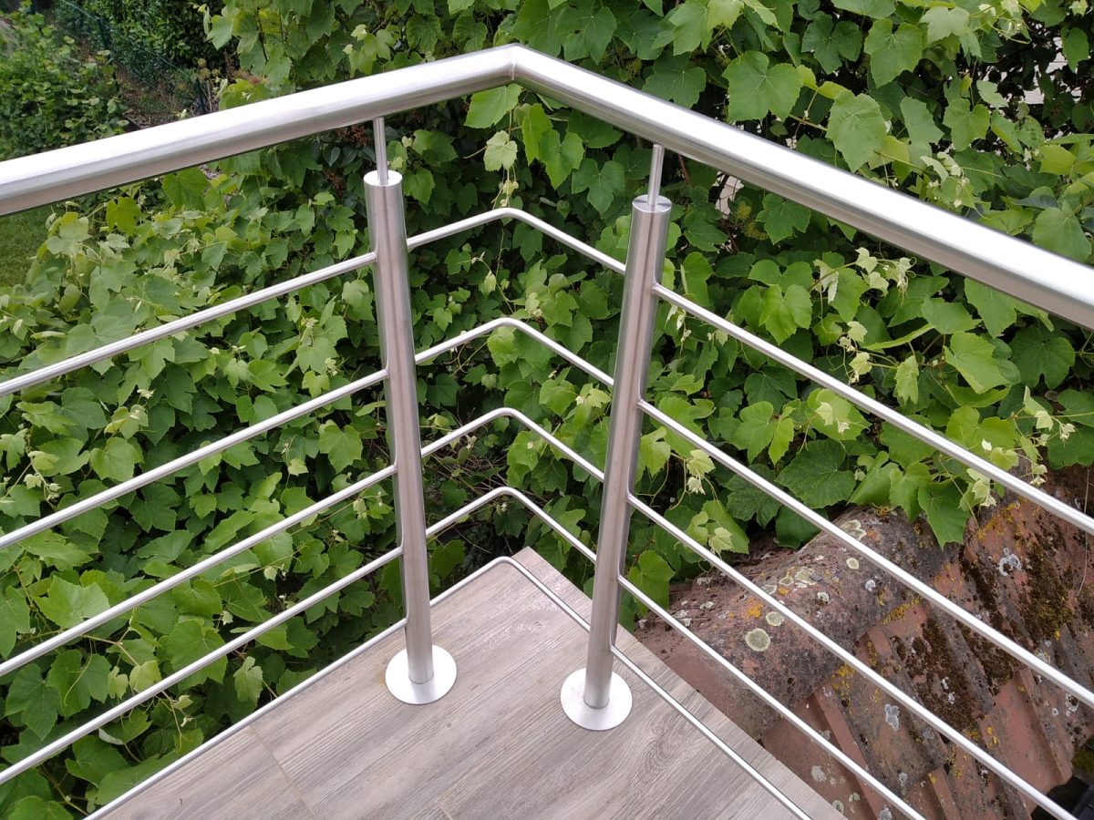 Garde-corps en inox à lisses horizontales et poteaux ronds — Archimetal