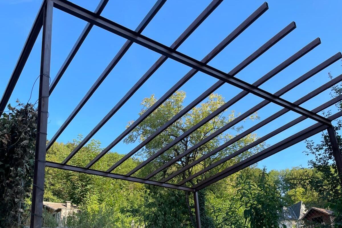 Pergola en acier au-dessus d'un escalier de jardin en pierre — Archimetal