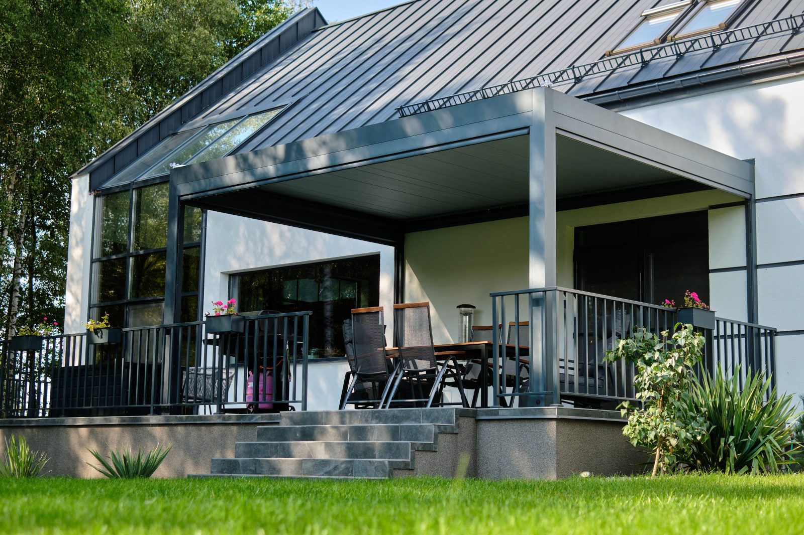 Pergola bioclimatique adossée à lames orientables au Luxembourg — Archimetal