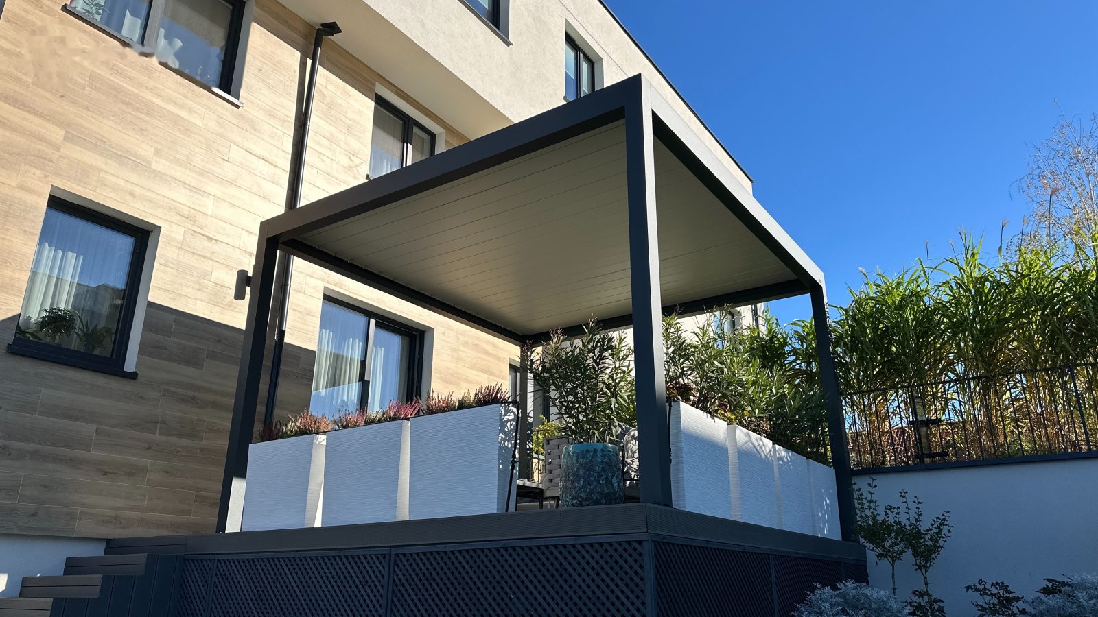 Pergola bioclimatique sur balcon, toiture refermée pour l'ombre totale — Archimetal