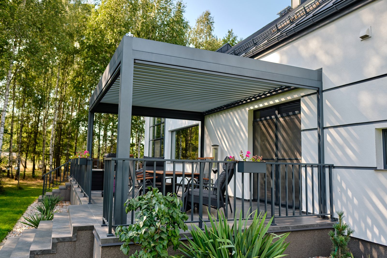 Pergola bioclimatique autoportée à lames orientables en aluminium — Archimetal