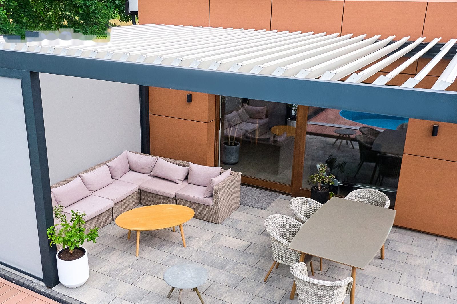 Pergola bioclimatique aux lames grandes ouvertes vers le ciel — Archimetal
