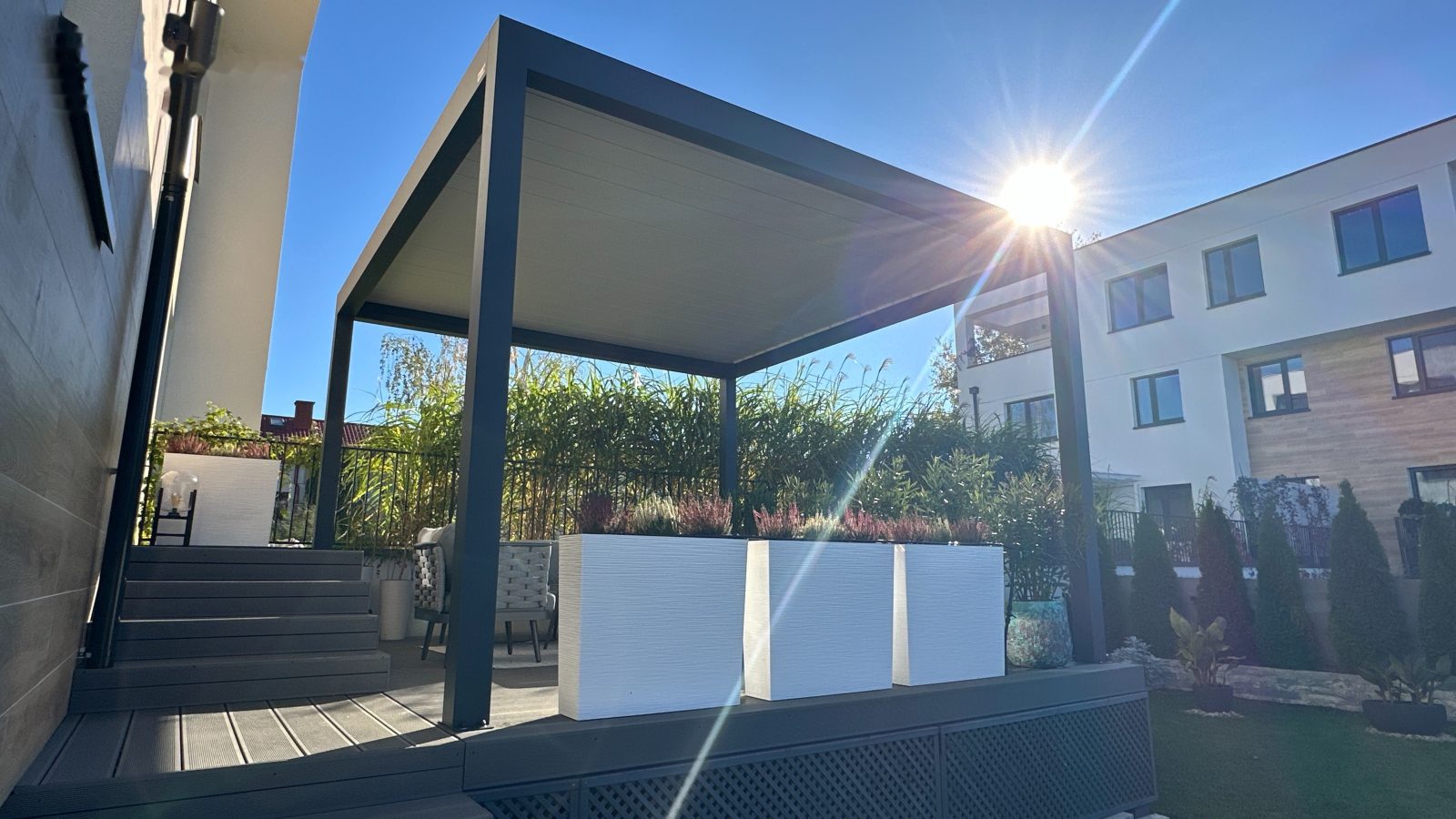 Pergola bioclimatique, lames entrouvertes filtrant le soleil — Archimetal