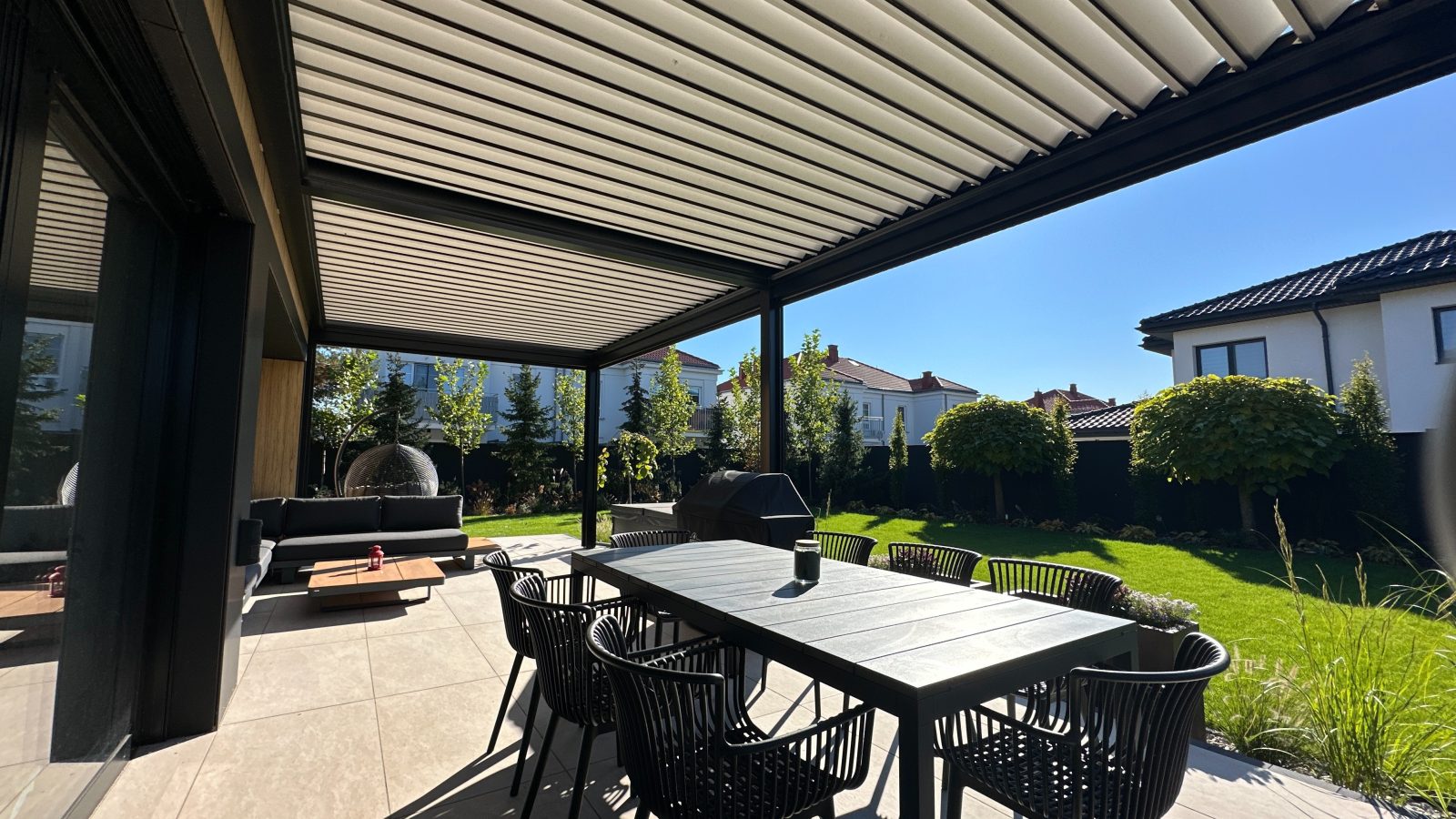 Vue sous les lames orientables d'une pergola bioclimatique — Archimetal