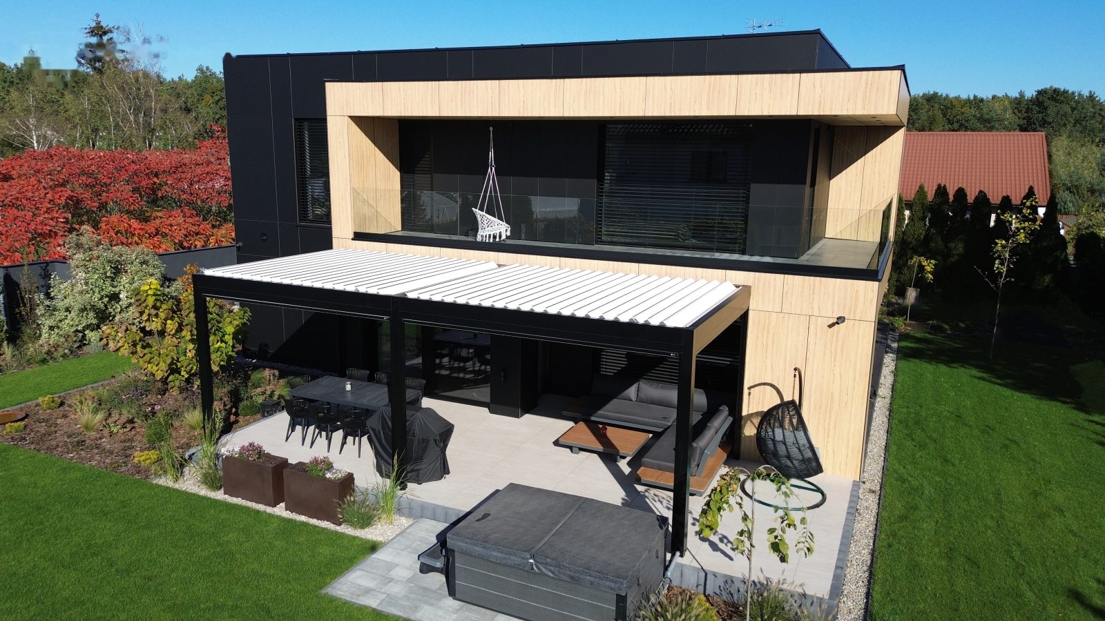Grande pergola bioclimatique deux modules couvrant un salon et un spa — Archimetal