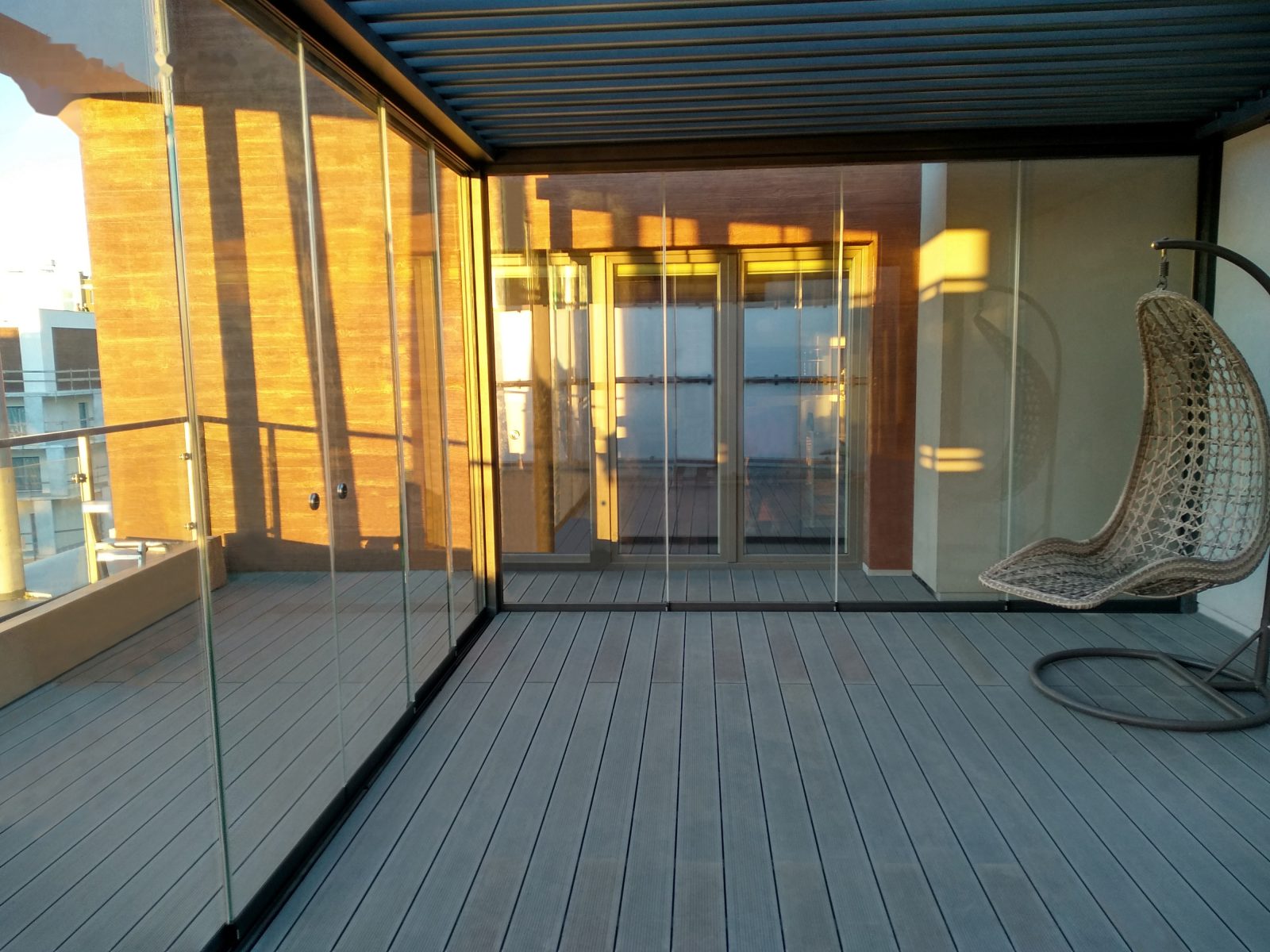 Pergola fermée par des parois de verre coulissantes — Archimetal