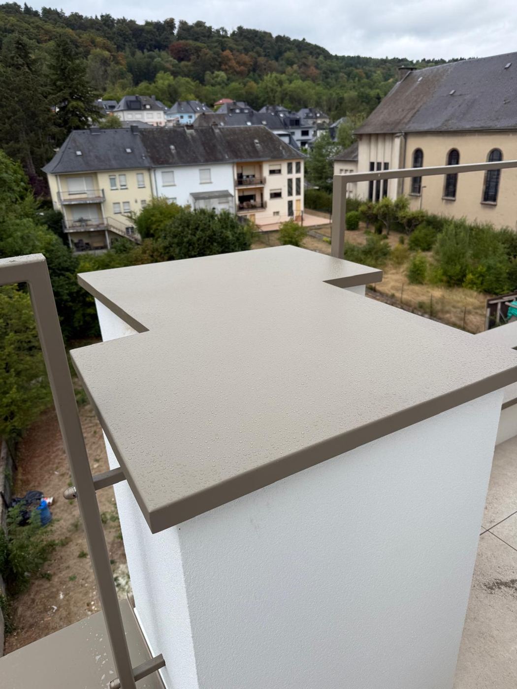 Couvre-murs sur mesure en aluminium 2 mm RAL 1035 — réalisation Archimetal