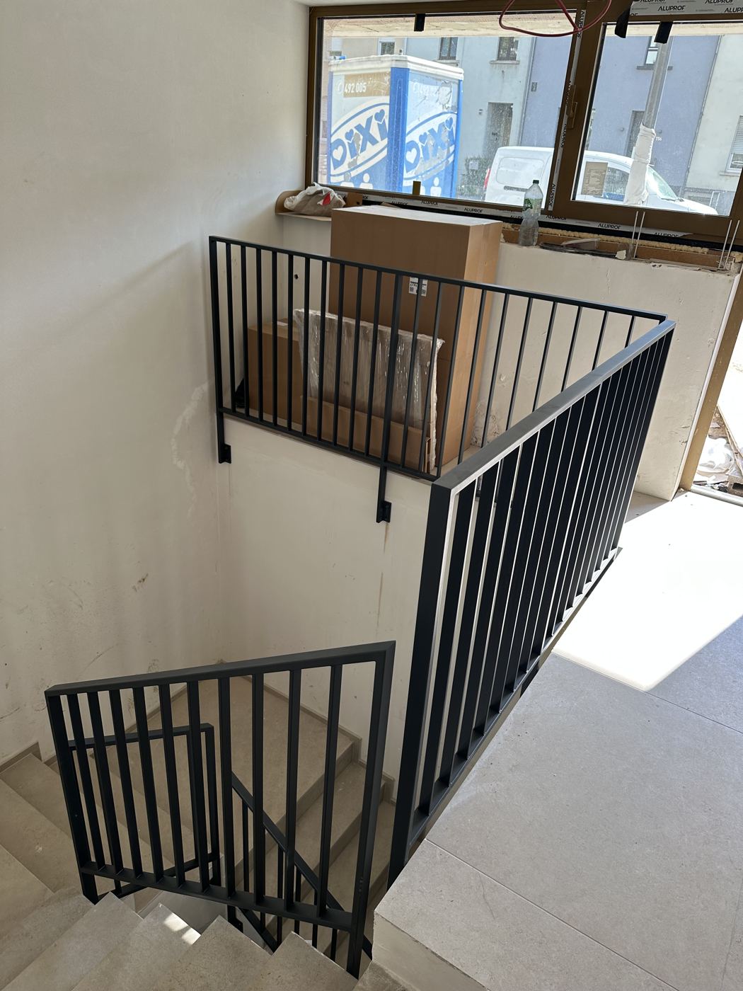 Garde-corps à barreaudage vertical, finition sablée RAL 7016, pour un promoteur — réalisation Archimetal