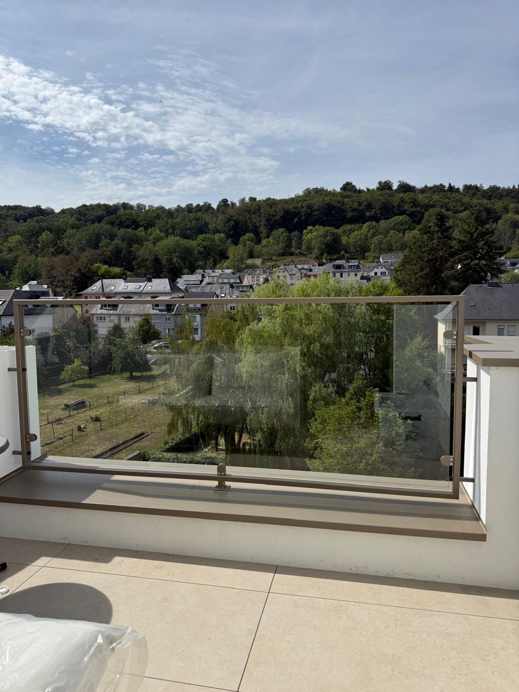 Garde-corps cadre métallique avec verre clair feuilleté trempé — réalisation Archimetal