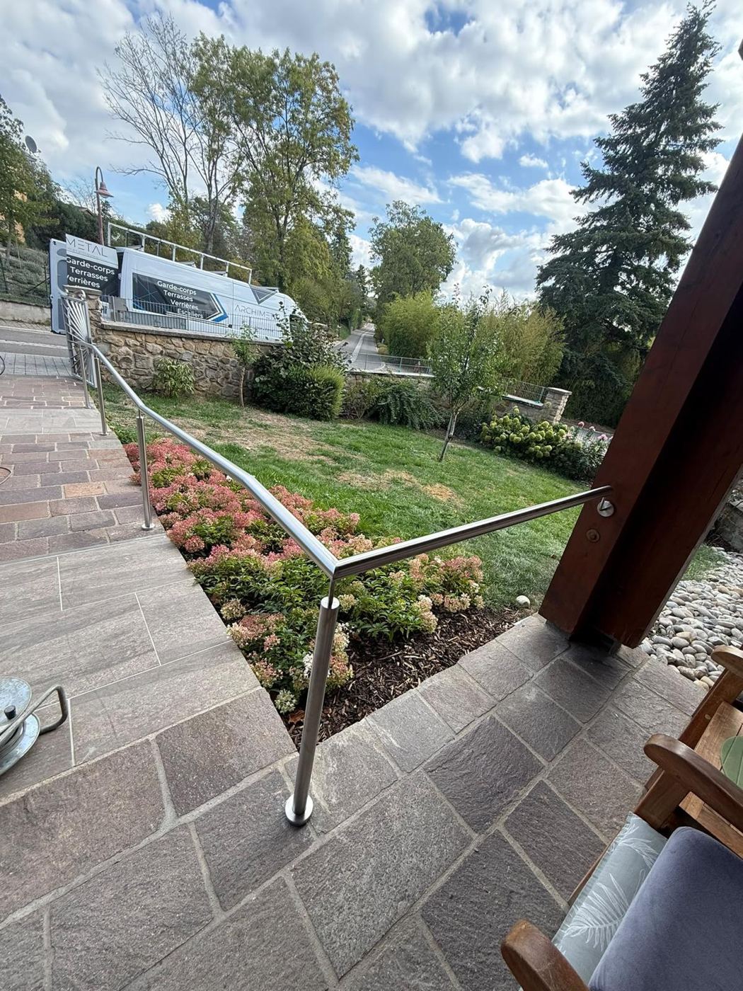 Main courante sur poteaux inox pour sécuriser un accès extérieur — réalisation Archimetal
