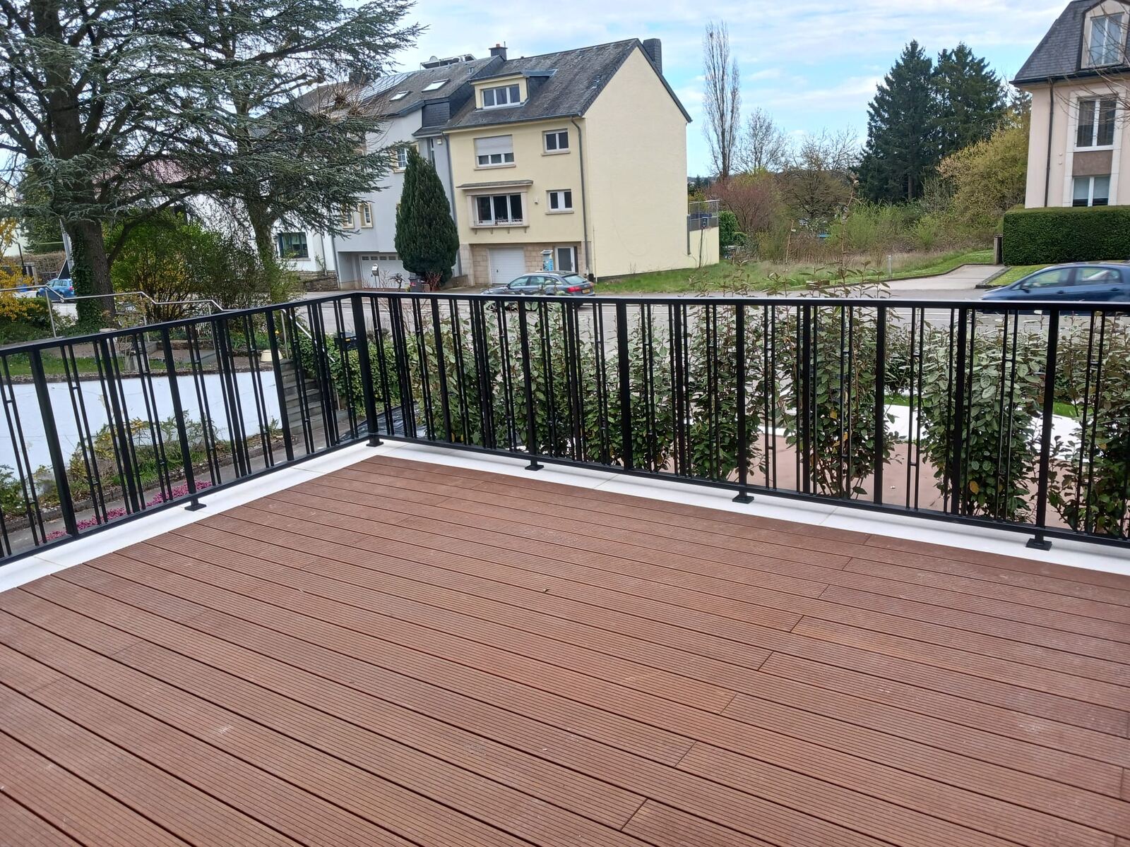 Terrasse en toiture avec garde-corps en acier et platelage composite — Archimetal
